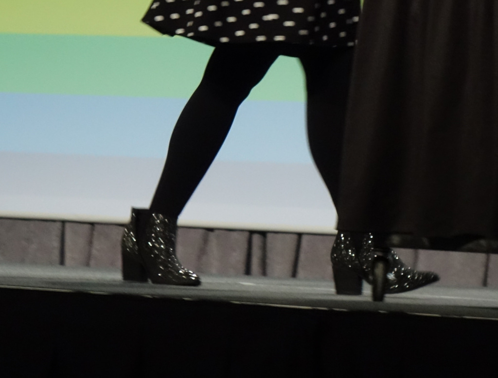 [Glittery shoes]